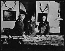 De gauche à droite, Paul von Hindenburg, Guillaume II et Erich Ludendorff à Spa en 1918. https://fr.wikipedia.org/wiki/Conférence_de_Spa_(29_septembre_1918)