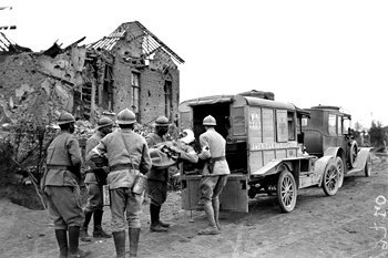 Evacuation d'un blessé, Westouter (Flandre occidentale), 30 mai 1918. Source : ECPAD